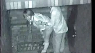 Дівчата смокчуть і безкоштовно відео секс дрочать хлопцям півні під час пікніка в лісі