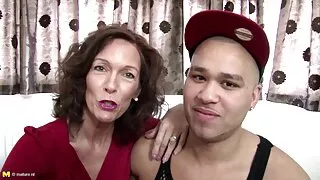 Еротична модель Bailey Rayne добре роздягається в спальні порно дивитись безкоштовно