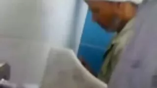 Дівчина в окулярах сидить на стільці і дрочить волохату кицьку пальцями порно безкоштовно