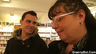 На приватному записі блискуча жінка подала член в порно відео безкоштовно онлайн рот першого класу