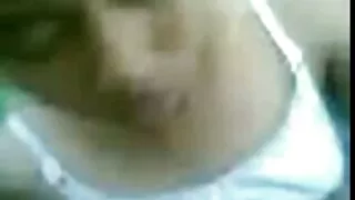 Дружина радує чоловіка своєю непристойною зовнішністю і гаряче порно безкоштовно дає йому в ліжку
