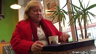 Молода брюнетка Саванна Сікс спокусила чоловіка секс відео безкоштовно трахатись на столі