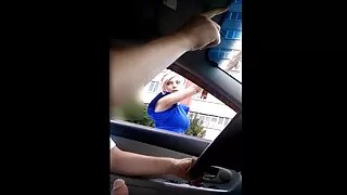 Молода дівчина в окулярах впевнено заводить вібратор в порно відео безкоштовно її кицьку