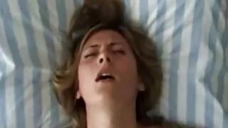 Вона лягла, розставивши ноги, і пристрасно порно безкоштовно погладила себе пальцями