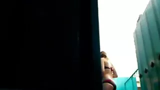 Латина роздягається і пустує на дивані з порно фото безкоштовно вагіною