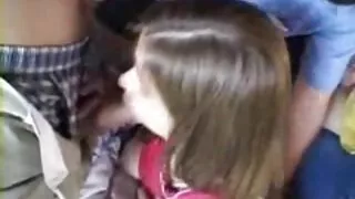 Татуйована Снігуронька пішла порно відео безкоштовно танцювати перед камерою в нижній білизні
